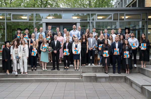 Die Absolventinnen und Absolventen 2024 (Foto: Alec Pein)