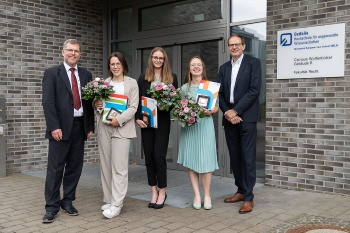 v.l.n.r.: Prof. Litschen, Leonie Weber, LL.B., Anika Eidmüller, LL.B., Friederike Müller, LL.M., Prof Imhof(Foto: Alec Pein)