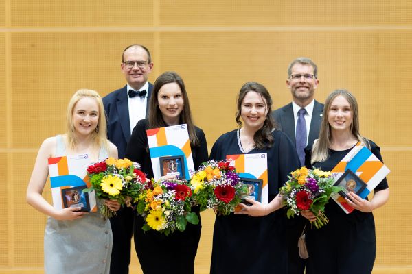 Preisträgerinnen 2022: von links: Janina Seemann, Studiendekan Prof. Dr. iur. Ralf Imhof, Leonie Seebauer, Isabel Weibler, Dekan Prof. Dr. iur. Kai Litschen und Maren Praetz (die fünfte Preisträgerin, Catrin Weiß, konnte leider nicht persönlich anwesend sein)