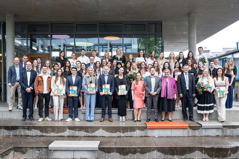 Abschlussfeier 2025: Gruppenbild der Absolventinnen und Absolventen mit Professorinnen und Professoren der BELS (Foto: Alec Pein)