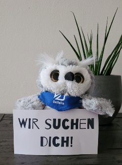 Plüscheule Eufalia hält Schild "Wir suchen dich!"