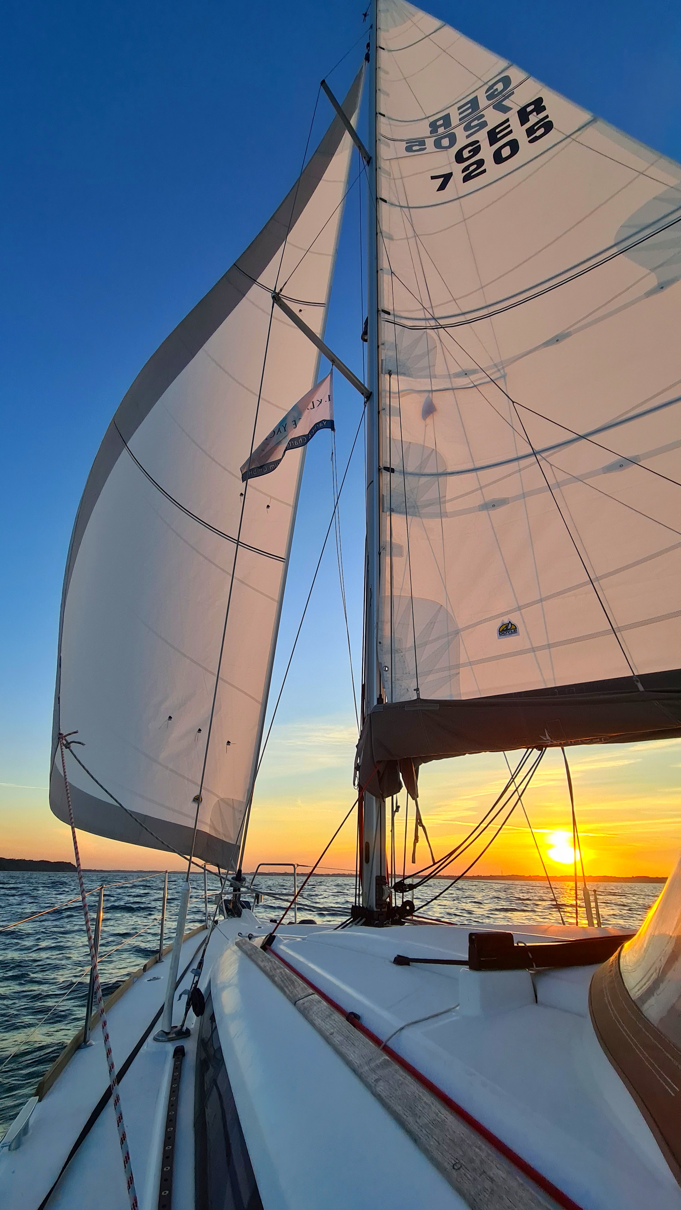 Segeln im Schmetterling beim Sonnenuntergang