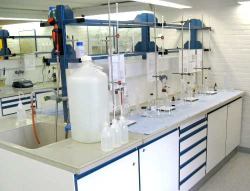 https://www2.ostfalia.de/cms/de/v/fakultaet/institute-labore/eos/wasser_abwassertechnik/chemie_labor.jpg