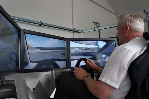 Minister Thümler tests the driving simulator