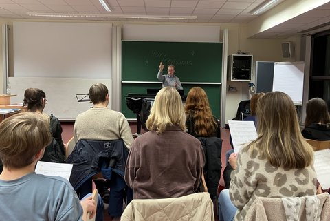 Der Chor bei einer Probe in Raum 147. (öffnet Vergrößerung des Bildes)