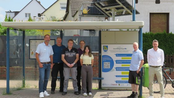 Bauamtsleiter Marco Schulz, Michael Holzhauer und Christian Gericke vom Bauhof sowie Energiemanager Karsten Grünheier (2.v.r.) von der Gemeinde Lehre erhielten von Tobias Ellrott (Konstruktionsleiter Hohrenk), Stefanie Otto (Wissenschaftliche Mitarbeiterin Ostfalia und Prof. Dr.-Ing. Andreas Ligocki (Ostfalia, Fakultät Maschinenbau) eine Einweisung in die Funktionsweise der smarten Bushaltestelle.