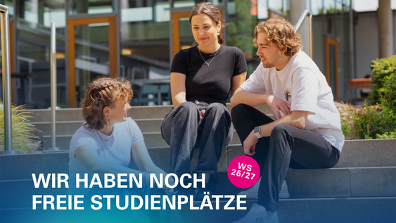 Studierende sitzen auf der Treppe am Campus Wolfenbüttel der Ostfalia Hochschule und unterhalten sich.