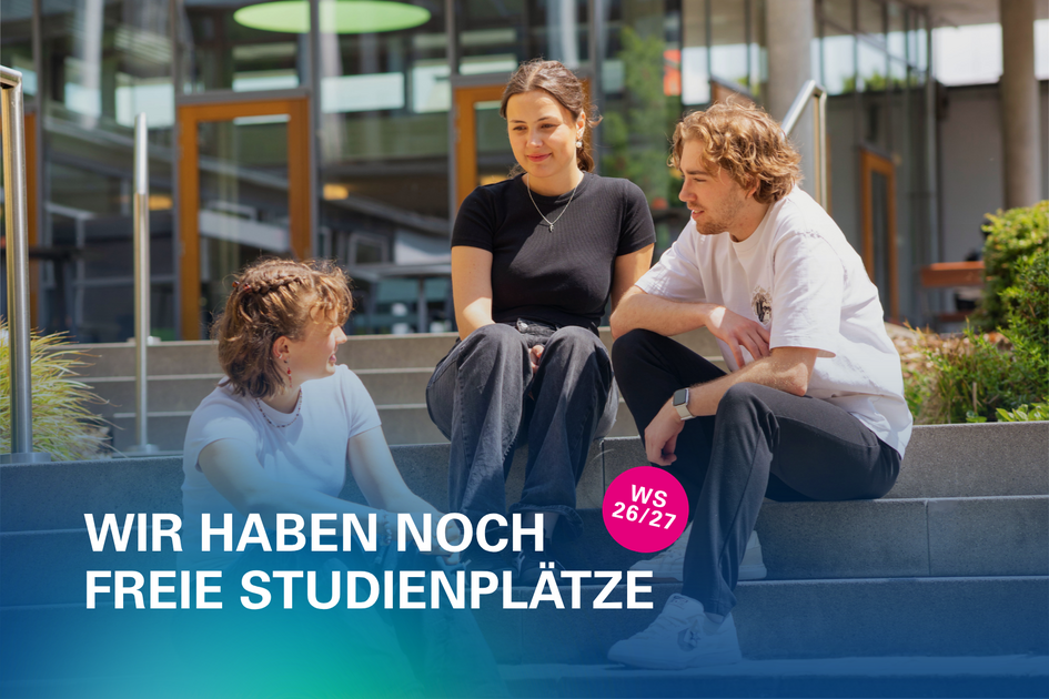 Studierende sitzen auf der Treppe am Campus Wolfenbüttel der Ostfalia Hochschule und unterhalten sich.