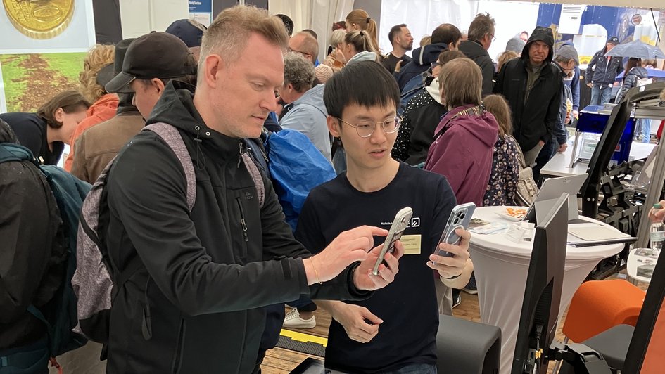 Mario Bekeschus und Shouqiang Yang im Gespräch.