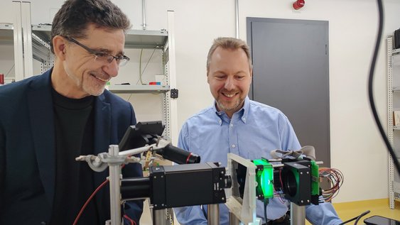 Professor Andreas Waag (TU Braunschweig) und Professor Christian Werner (Ostfalia) am ersten Demonstrator des neuromorphen Computeraufbaus. 