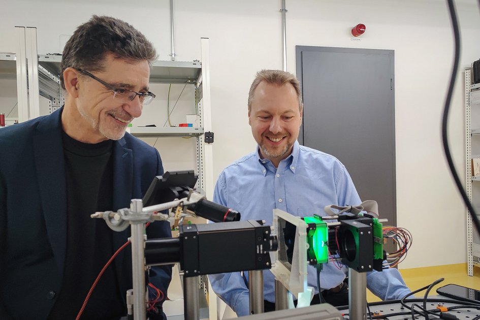 Professor Andreas Waag (TU Braunschweig) und Professor Christian Werner (Ostfalia) am ersten Demonstrator des neuromorphen Computeraufbaus. 