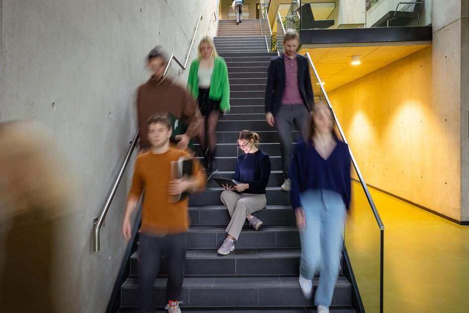 Studierende auf einer Treppe