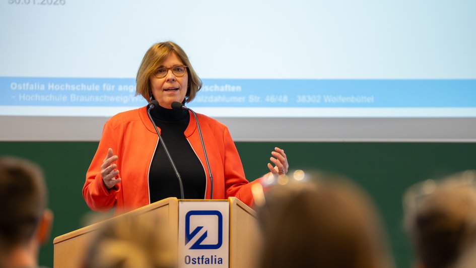 Dekanin Prof. Dr. Sandra Verena Müller begrüßt die anwesenden Gäste und eröffnet den Anleitungstag 2026.