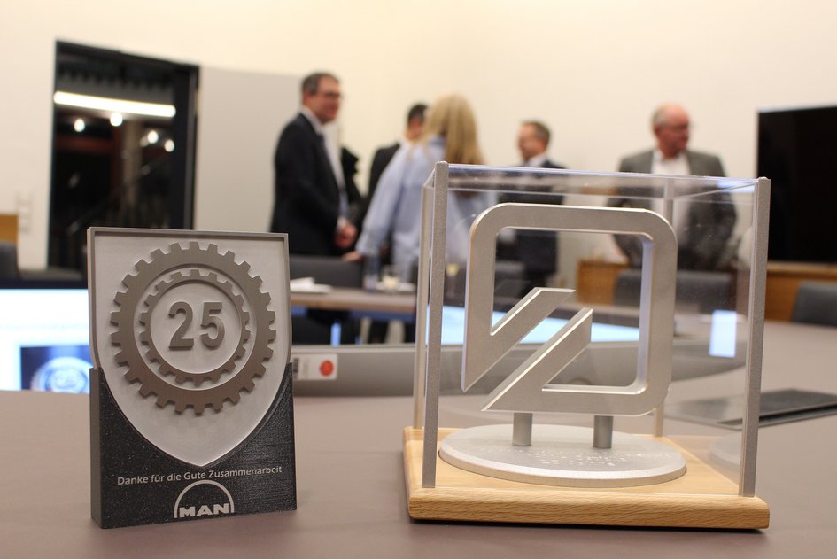 25 Jahre Partnerschaft - duale Studierende haben symbolische Geschenke in der Ausbildungswerkstatt bei MAN und dem Institut für Produktionstechnik der Ostfalia selbst gefertigt.