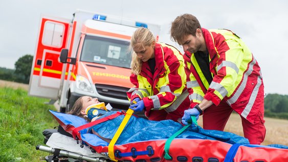 Notallsanitäterin und Notfallsanitäter im Einsatz