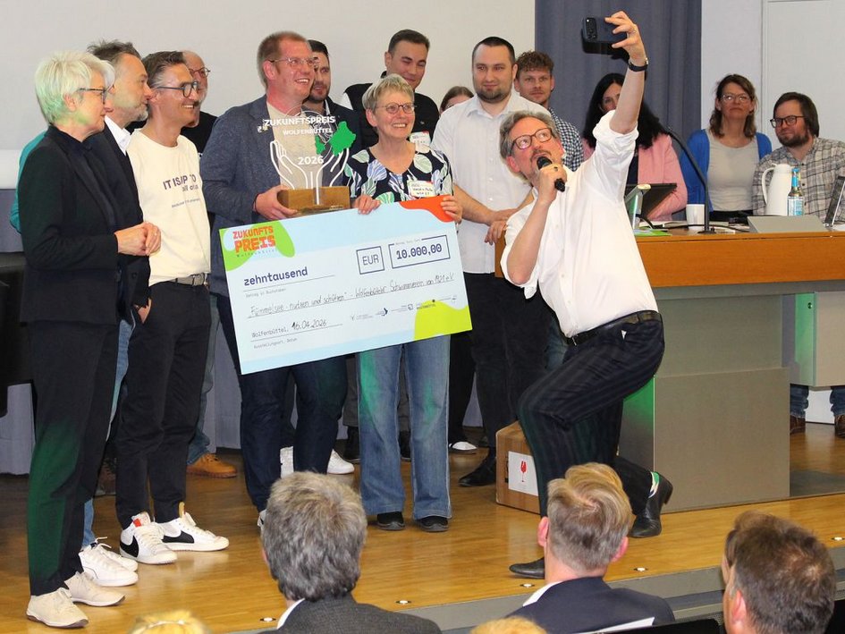 Eckart von Hirschhausen macht ein Selfie mit den Preisträgern des Wolfenbütteler Zukunftspreises