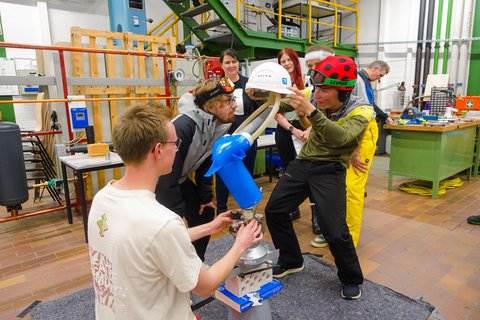 Studierende stapeln Ingenieursgegenstände so an, dass sie ausbalanciert sind. (öffnet Vergrößerung des Bildes)