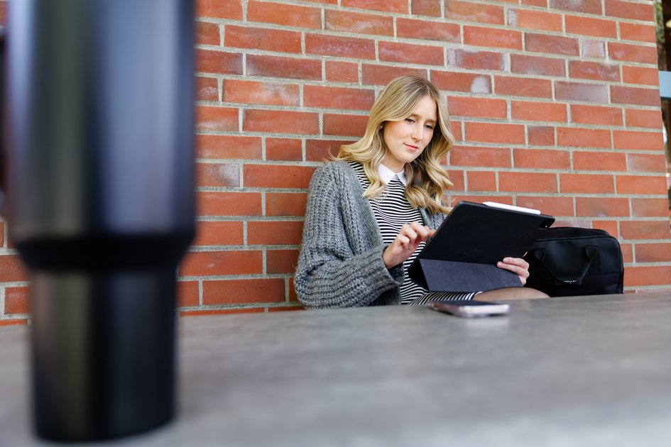 Eine Studentin am Campus Suderburg der Ostfalia Hochschule. Dort kann man unter anderem BWL online studieren.
