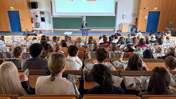 Schüler*innen informieren sich am Ostfalia-Campus Salzgitter