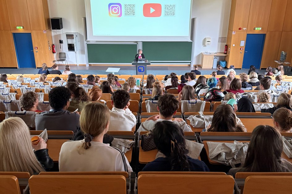 Schüler*innen informieren sich am Ostfalia-Campus Salzgitter