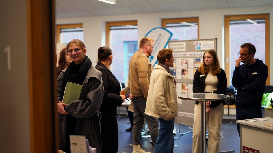 Netzwerken, austauschen, informieren - auf dem Markt der Möglichkeiten.
