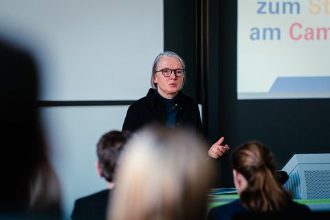 Prof. Dr. Ina Schiering, Vizepräsidentin für Forschung, Entwicklung und Technologietransfer, spricht am Campus Suderburg über die Ostfalia als "Möglichkeitsraum". (öffnet Vergrößerung des Bildes)