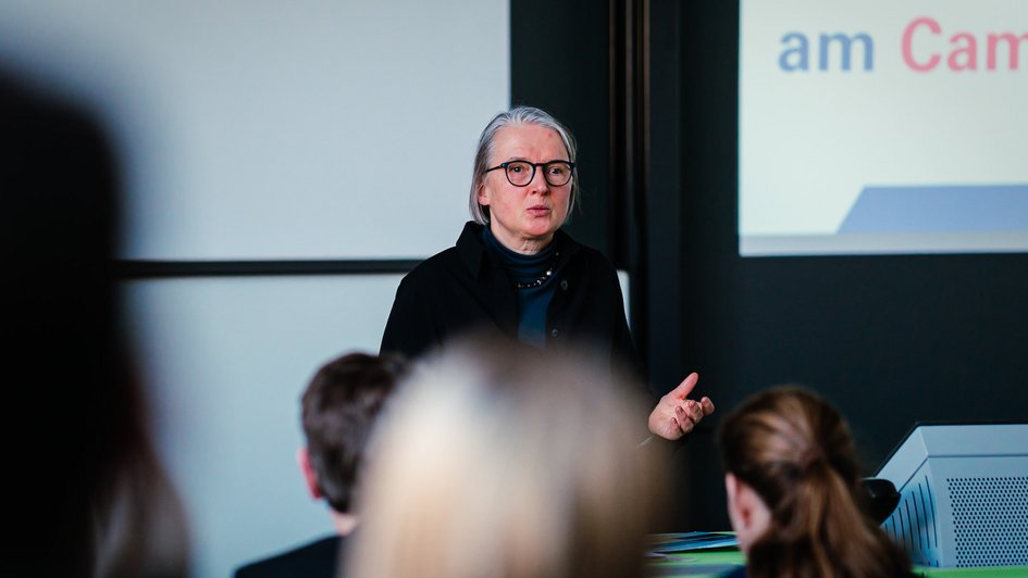 Prof. Dr. Ina Schiering, Vizepräsidentin für Forschung, Entwicklung und Technologietransfer, spricht am Campus Suderburg über die Ostfalia als 'Möglichkeitsraum'.