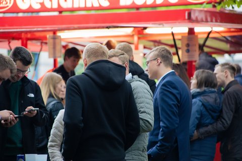 Aufnahme vom Stammtisch 2026 im Außenbereich der Fakultät Versorgungstechnik (öffnet Vergrößerung des Bildes)