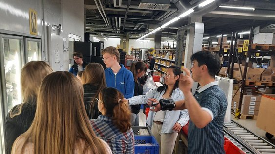 Studierende beim Arzneimittelgroßhandel Kehr