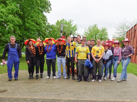 Gruppenbild aller Teilnehmer mit Prof.-Dr.-Ing. Lars Kühl. (öffnet Vergrößerung des Bildes)