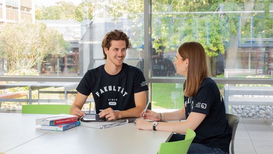 Zwei Studierende beim Lernen am Tisch 