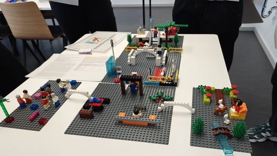 mit Legosteinen gebaute Szenen 