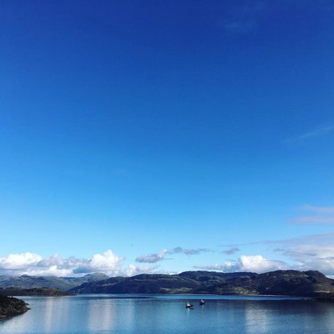 Seenlandschaft bei blauem Himmel in Schottland (öffnet Vergrößerung des Bildes)