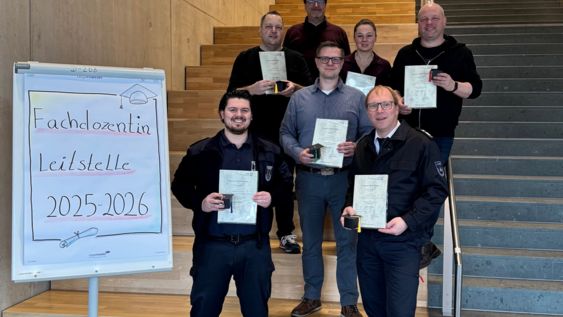 Teilnehmende der Weiterbildung Fachdozent*in Leitstelle mit ihren Zertifikaten