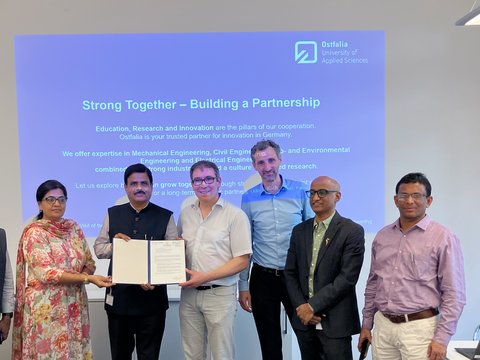 Eine hochrangige Delegation aus dem Bildungssektor des indischen Bundesstaates Telangana hat am 30. Juni 2026 die Ostfalia Hochschule für angewandte Wissenschaften am Campus Wolfenbüttel besucht. (öffnet Vergrößerung des Bildes)