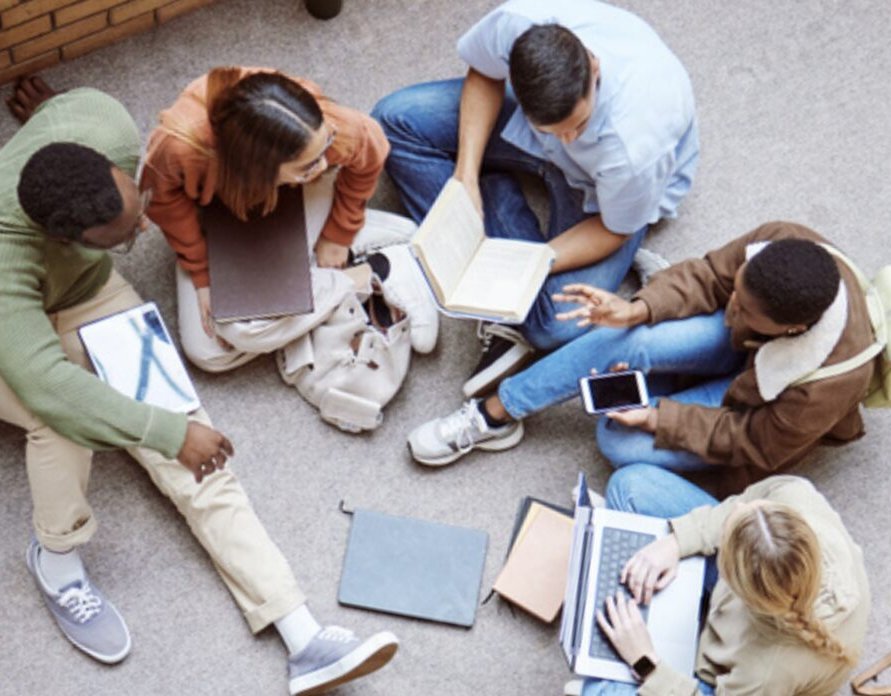 sitzende Studierende (öffnet Vergrößerung des Bildes)