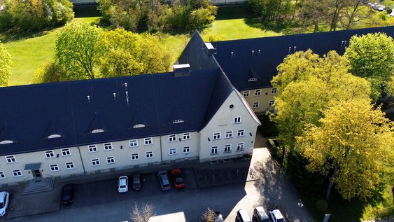 Blick von oben auf ein Gebäude am Campus Am Exer.