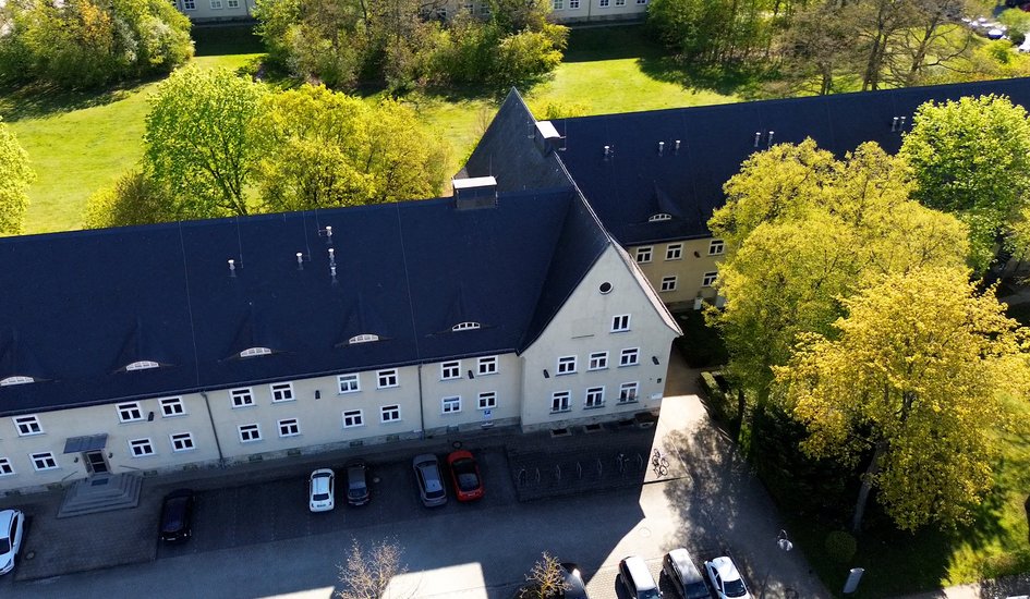 Blick von oben auf ein Gebäude am Campus Am Exer.