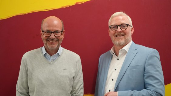 Moderator Prof. Dr. Heinz-Dieter Quack (links) und Gast Falk Hensel vom AWO Bezirksverband Braunschweig e. V. (rechts) im Podcast „Einfach Forschung“.