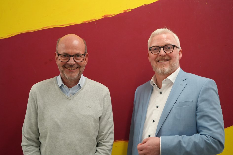 Moderator Prof. Dr. Heinz-Dieter Quack (links) und Gast Falk Hensel vom AWO Bezirksverband Braunschweig e. V. (rechts) im Podcast „Einfach Forschung“.
