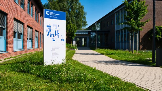 Blick auf den Nebeneingang zwischen Gebäude B und C.