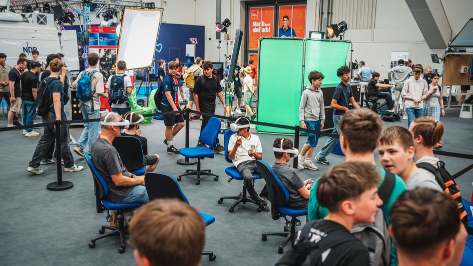 Eine Gruppe trägt VR-Brillen und wird durch eine immersive Bauwelt geführt.