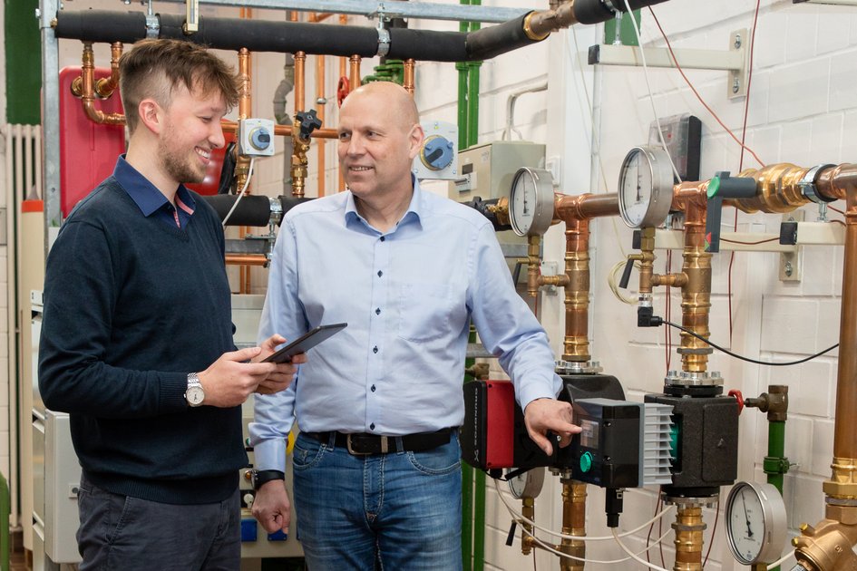 Ein Studierender und ein Lehrender der Ostfalia Hochschule in der Fakultät Versorgungstechnik. Am Campus Wolfenbüttel kann man unter anderem Energie und Gebäudetechnik im Praxisverbund studieren.