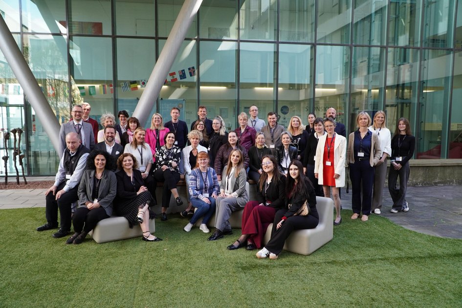 Gruppenfoto vor der Fachhochschule