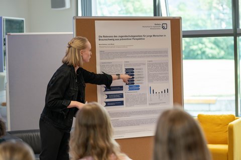 Mavie Brehsan präsentiert ihr Projekt zur Relevanz des Jugendschutzgesetzes in Braunschweig. (öffnet Vergrößerung des Bildes)