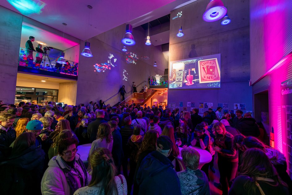 Pressefoto (Tonio Vakalopoulos /Ostfalia): Die Ausstellungseröffnung der Mediendesignausstellung unter dem Titel „Untitled“ war gut besucht.