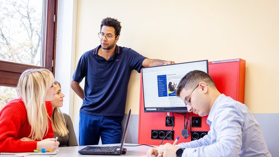 Vier Studierende der Ostfalia Hochschule für angewandte Wissenschaften arbeiten gemeinsam am Campus Wolfenbüttel.