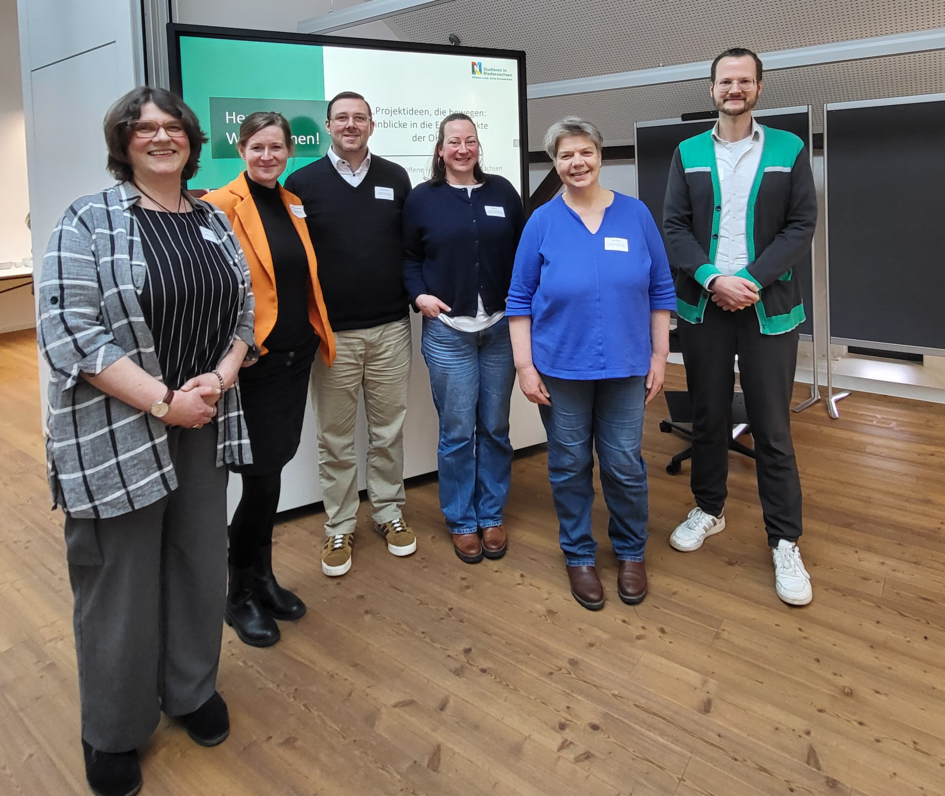 Die Teilnehmenden der Ostfalia vor einem Multimediaboard auf der Veranstaltung