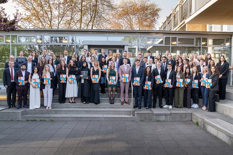 Gruppenbild: Personen in festlicher Kleidung. (öffnet Vergrößerung des Bildes)