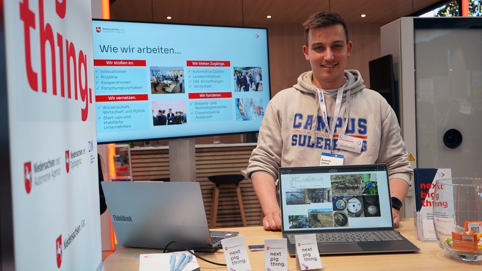 Domenik Jentsch am Gemeinschaftsstand von Niedersachsen.next für die Fakultät B und das Forschungsprojekt Dirrigent im Einsatz. Foto: Marie Ruhm/Ostfalia